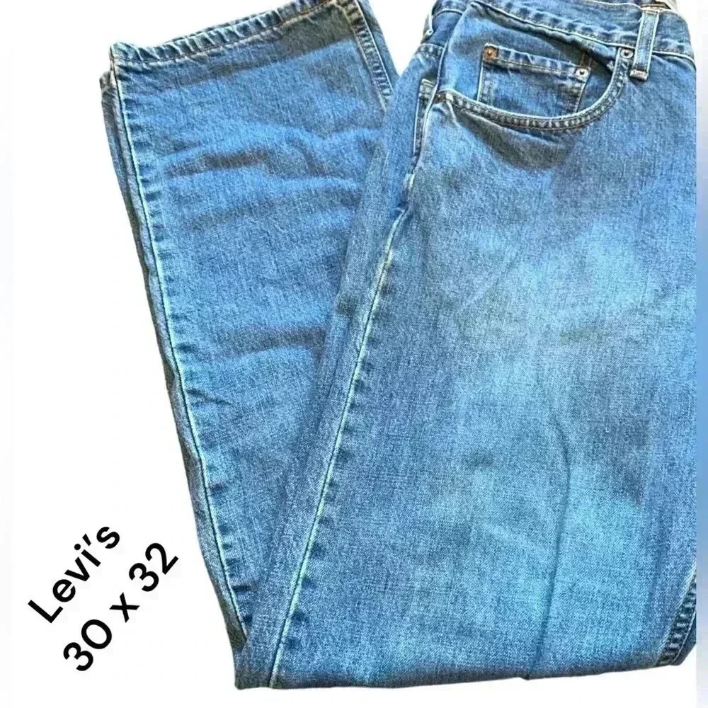 Levi’s Jeans 32  by 30 relaxed straight fit, GUC